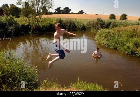 MIT TEMPERATUREN WEIT IN DIE 30ER JAHRE, MENSCHEN IN DEN FLUSS CHERWELL NR SOMERTON IN OXFORDSHIRE SPRINGEN.14/6/03 PILSTON Stockfoto