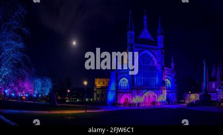 Winchester, Großbritannien - 27. Dezember 2020: Winchester Cathedral bei Nacht mit Weihnachtsbeleuchtung Stockfoto