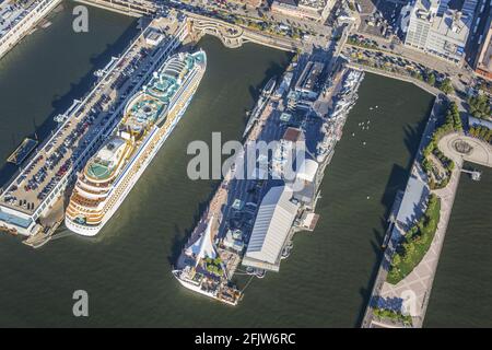 USA, New York, Manhattan, der Flugzeugträger USS Intrepid CV-11 im Intrepid Museum am Pier 86 (Pier 86) am Rande des Hudson River und des Empire State Building (Luftaufnahme) Stockfoto