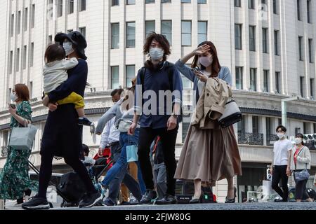 Tokio, Japan. April 2021. Menschen, die Gesichtsmasken tragen, als vorbeugende Maßnahme gegen COVID-19-Spaziergänge im Ginza-Distrikt während der jährlichen „Goldenen Woche“ in Japan. Kredit: SOPA Images Limited/Alamy Live Nachrichten Stockfoto