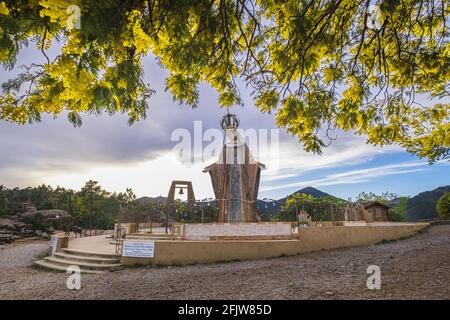 Frankreich, Alpes-Maritimes, Theoule-sur-Mer, Departmental Park Pointe de l'Aiguille, Notre-Dame d'Afrique Memorial auf Initiative des Blackfoot, der aus Algerien auf dem Wanderweg GR 653A in Richtung Santiago de Compostela zurückgeführt wurde Stockfoto