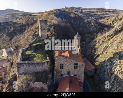 Frankreich, Puy de Dome, Saint Floret, Bühne auf der Route von Compostela an der Via Arverna, Sicht auf das Dorf und den runden Turm der befestigten Burg Stockfoto