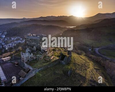 Frankreich, Puy de Dome, Murol, Chateau de Murol, Massif du Sancy, Parc Naturel Regional des Volcans d'Auvergne (Regional Nature Park of Auvergne Volcanoes) (Luftbild) Stockfoto