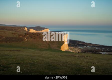 Blick nach Osten über einige der Sieben Schwestern in Richtung Birling GAP und Belle Tout aus Rough Brow (6) Stockfoto