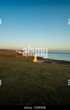 Blick nach Osten über einige der Sieben Schwestern in Richtung Birling GAP und Belle Tout aus Rough Brow (5) Stockfoto