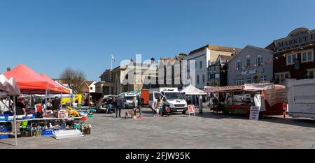 Salisbury, Wiltshire, England, Großbritannien. 2021. Aktivität rund um die Schließzeit des Samstagsmarktes auf dem Marktplatz im Stadtzentrum, Stockfoto