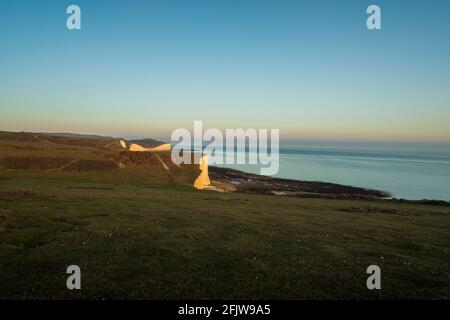 Blick nach Osten über einige der Sieben Schwestern in Richtung Birling GAP und Belle Tout aus Rough Brow (4) Stockfoto