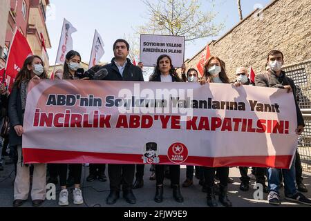 Istanbul, Türkei. April 2021. Während der Demonstration halten Demonstranten ein Transparent vor dem US-Konsulat. Mitglieder der Patriotischen Partei versammelten sich, um gegen den US-Präsidenten Joe Biden zu protestieren, der das Massaker an den Armeniern von 1915 als Völkermord bezeichnet hatte. Kredit: SOPA Images Limited/Alamy Live Nachrichten Stockfoto