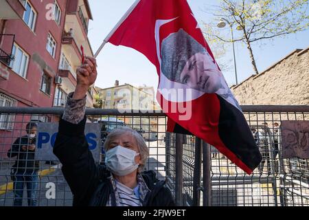 Istanbul, Türkei. April 2021. Während der Demonstration winkt ein Protestler vor dem US-Konsulat mit einer türkischen Flagge. Mitglieder der Patriotischen Partei versammelten sich, um gegen den US-Präsidenten Joe Biden zu protestieren, der das Massaker an den Armeniern von 1915 als Völkermord bezeichnet hatte. Kredit: SOPA Images Limited/Alamy Live Nachrichten Stockfoto