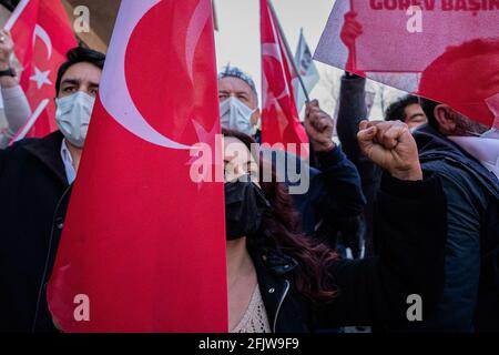 Istanbul, Türkei. April 2021. Ein Protestler macht während der Demonstration eine Geste, während er eine türkische Flagge vor dem US-Konsulat hält. Mitglieder der Patriotischen Partei versammelten sich, um gegen den US-Präsidenten Joe Biden zu protestieren, der das Massaker an den Armeniern von 1915 als Völkermord bezeichnet hatte. Kredit: SOPA Images Limited/Alamy Live Nachrichten Stockfoto