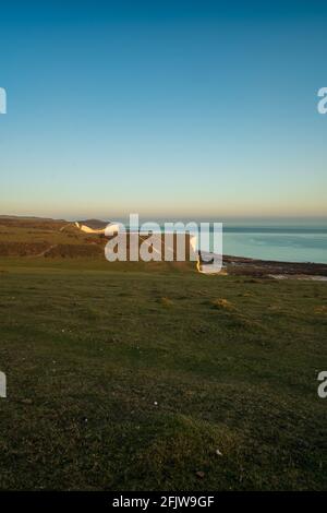 Blick nach Osten über einige der Sieben Schwestern in Richtung Birling GAP und Belle Tout aus Rough Brow (3) Stockfoto