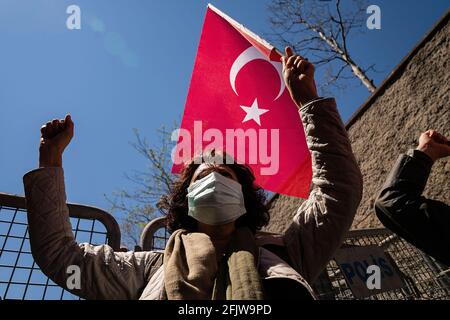 Istanbul, Türkei. April 2021. Ein Protestler macht während der Demonstration eine Geste, während er eine türkische Flagge vor dem US-Konsulat hält. Mitglieder der Patriotischen Partei versammelten sich, um gegen den US-Präsidenten Joe Biden zu protestieren, der das Massaker an den Armeniern von 1915 als Völkermord bezeichnet hatte. (Foto von Murat Baykara/SOPA Images/Sipa USA) Quelle: SIPA USA/Alamy Live News Stockfoto