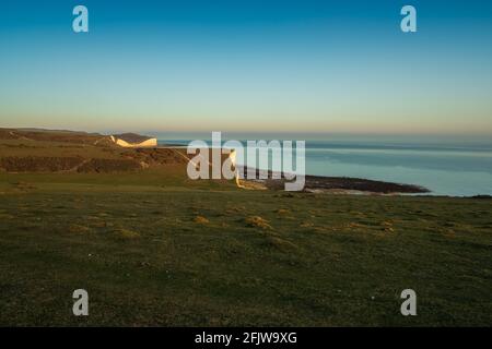 Blick nach Osten über einige der Sieben Schwestern in Richtung Birling GAP und Belle Tout aus Rough Brow (2) Stockfoto