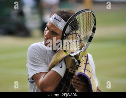 WIMBLEDON 2011 MEN'S S FINALE NOVAK DJOKOVIC SCHLÄGT RAFAEL NADEL. 1/7/2011. BILD DAVID ASHDOWN Stockfoto