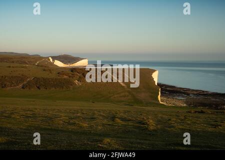 Blick nach Osten über einige der Sieben Schwestern in Richtung Birling GAP und Belle Tout von Rough Brow (1) Stockfoto