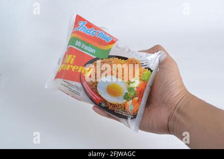 Indomie mit der Hand, Mie Instant, Instant Noodle, Mie Goreng, Instant Fried Noodles Stockfoto