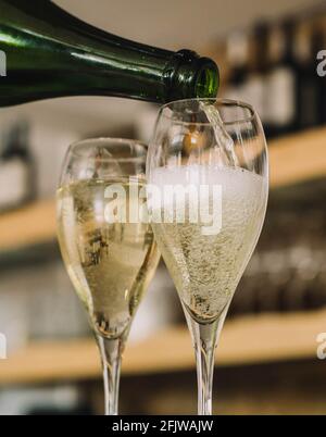 Ein Kellner serviert zwei Gläser spanischen Champagner, bekannt als cava katalanischen Ursprungs Stockfoto