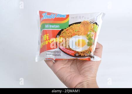 Indomie mit der Hand, Mie Instant, Instant Noodle, Mie Goreng, Instant Fried Noodles Stockfoto