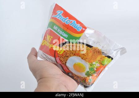 Indomie mit der Hand, Mie Instant, Instant Noodle, Mie Goreng, Instant Fried Noodles Stockfoto