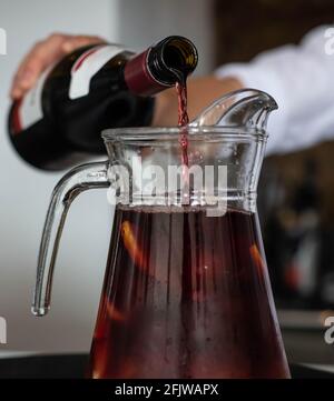 Liter-Krug ​​of Sangria mit Rotwein und Fruchtsäften, mit zwei Gläsern in einem Restaurant Stockfoto