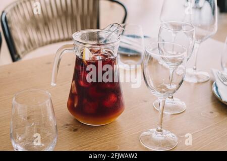 Liter-Krug ​​of Sangria mit Rotwein und Fruchtsäften, mit zwei Gläsern in einem Restaurant Stockfoto