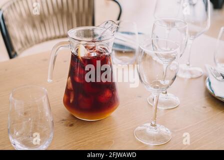 Liter-Krug ​​of Sangria mit Rotwein und Fruchtsäften, mit zwei Gläsern in einem Restaurant Stockfoto