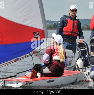 BEN AINSLIE GIVEING GLEN MOORE EINE SEGELSTUNDE.. 30/6/2011. BILD DAVID ASHDOWN Stockfoto