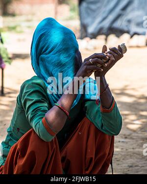 Porträt eines indischen Bettlers, der während der Sperre in indien Essen isst. Stockfoto