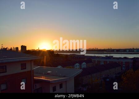 Sonnenuntergang mit Blick auf die Royal Docks Gegend von Newham in East London Stockfoto