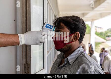 Gesundheitsmitarbeiter Überprüfung der Körpertemperatur, um covid 19 positiven Fall während Nation Lock down zu erkennen. Stockfoto