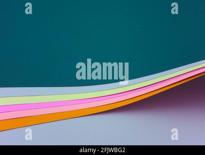 Bunte gebogene Schichten abstrakte Textur Bogen Hintergrund. Blaugrün, pastellrosa, neutralgrau, gelbgebrannte sienna und hellgrüne Farben. Stockfoto