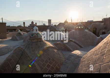 Das Dach des Sultan Amir Ahmad (oder Qasemi) Badehauses besteht aus mehreren Kuppeln. Kashan, Iran. Stockfoto