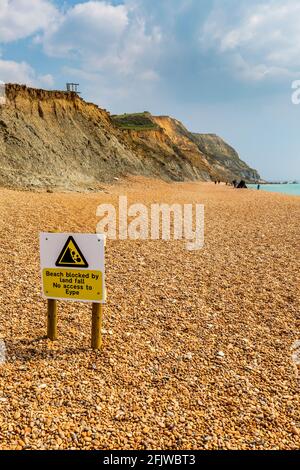 Das Schild „Beach blocked“ in Seatown nach dem Landfall bei Ridge Cliff im April 2021, Dorset, England Stockfoto