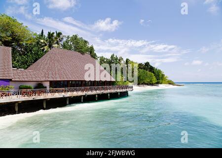 Restaurant am Wasser auf Bandos Island auf den Malediven. Die Malediven sind ein beliebtes tropisches Urlaubsziel im Indischen Ozean. Stockfoto