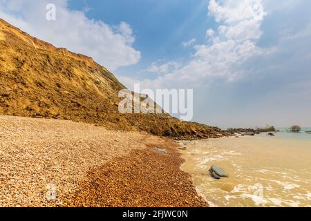 Das Land fällt im April 2021 in Dorset, England, am Ridge Cliff am Strand von Seatown Stockfoto