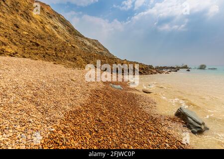 Das Land fällt im April 2021 in Dorset, England, am Ridge Cliff am Strand von Seatown Stockfoto