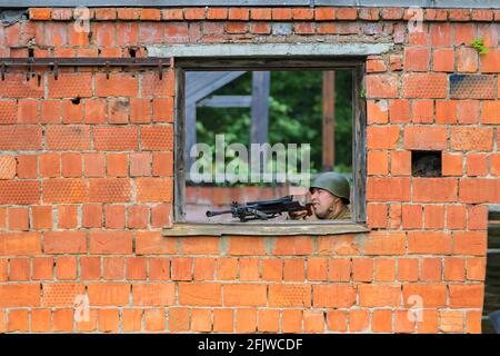 Die Rekonstruktion der Zeiten des Großen Vaterländischen Krieges. Ein russischer Soldat feuert ein Maschinengewehr in einen Hinterhalt. Moskau Russland 16. September 2017 Stockfoto