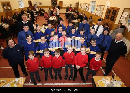 Die 1. Prestwick Boys Brigade veranstaltete einen Kaffeetrack in der Monkton & Prestwick North Parish Church, Ayrshire, Schottland, Großbritannien die Jungen und ihr Anführer posieren für ein Bild Stockfoto