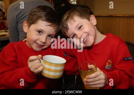 1. Prestwick Boys Brigade veranstaltete einen Kaffeetrack in der Monkton & Prestwick North Parish Church, Ayrshire, Schottland, Großbritannien die fünf Jahre alten Zwillinge Robert & Logan Meney haben sich gerade den Ankerboys angeschlossen und einen Drink genossen Stockfoto