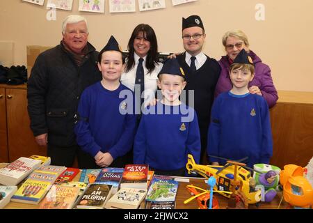 Die 1. Prestwick Boys Brigade veranstaltete eine Kaffeepause in der Monkton & Prestwick North Parish Church, Ayrshire, Schottland, Großbritannien der Bric-a-brac Stall mit Back L-r : Ian Dougan, Paula Ireland, Russel Graha, Carol Philip Fron : L-r Zack Mowles, Rory Allan, Edan Munro Stockfoto