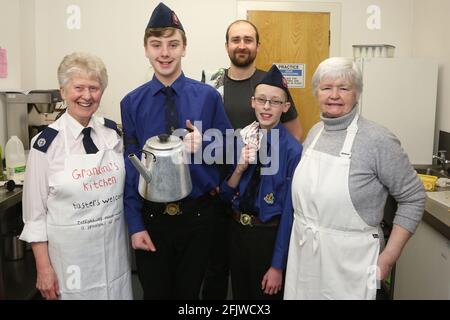 Die 1. Prestwick Boys Brigade veranstaltete einen Kaffee-Moring in der Monkton & Prestwick North Parish Church, Ayrshire, Schottland, Großbritannien die fleißigen Küchenhelfer Pat simpson, Matthew Gemmel, Lewis Wheatley, Ewan Robinson, Margaret Ferguson Stockfoto