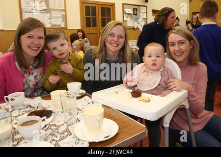 Die 1. Prestwick Boys Brigade veranstaltete einen Kaffeetreff in der Monkton & Prestwick North Parish Church, Ayrshire, Schottland, Großbritannien Shelly Caldwell mit Thomas caldwell (3) Lynsey Allan, Millie Finnigan (1) und Lynsey Finnigan Stockfoto