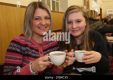 Die 1. Prestwick Boys Brigade hielt einen Kaffeetrack in der Monkton & Prestwick North Parish Church, Ayrshire, Schottland, Großbritannien, Mom Lynn Smith, ihre Tochter Lori Stockfoto