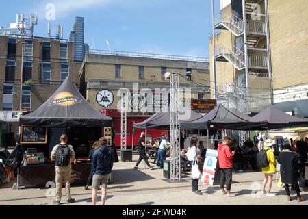 Restaurants im Freien in der Old Truman Brewery, Ely's Yard, Shoreditch, London, Großbritannien. Stockfoto