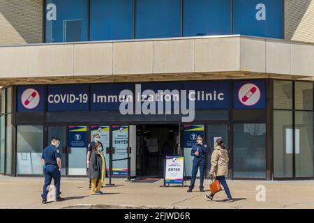 Toronto, Kanada, 2021. April - Eintritt in die Covid-19 Mass Impfing Clinic im Stadtzentrum von Scarborough, wo Hilfskräfte Anweisungen geben Stockfoto