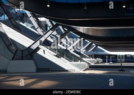 Moderne Architektur des Bahnhofes von Reading, der die neuen Rolltreppen und einen Zug zeigt, der auf einer der neuen Bahnsteige steht - Reading, Bkshire, England Stockfoto