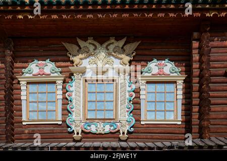 Verzierte Fenster des hölzernen Palastes des Zaren Alexei Michailowitsch in Kolomenskoje, Moskau, Russland. Stockfoto
