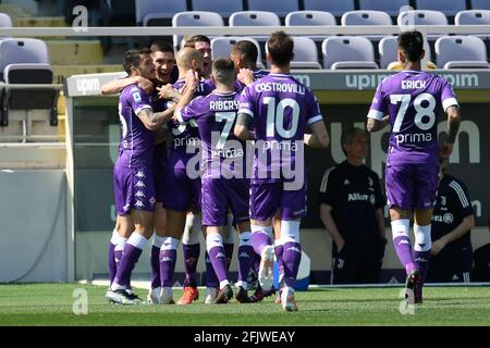 Florenz, Italien. April 2021. ACF Fiorentina Spieler feiern nach dem Tor während des Serie A Fußballmatches zwischen Fiorentina und Juventus in Florenz, Italien am 25. April 2021. (Foto von Roberto Ramaccia/INA Photo Agency) Quelle: SIPA USA/Alamy Live News Stockfoto