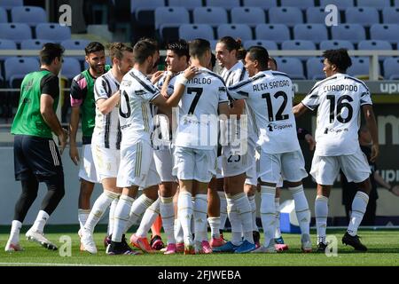 Florenz, Italien. April 2021. Die Spieler des FC Juventus feiern nach dem Tor beim Fußballspiel der Serie A zwischen Fiorentina und Juventus am 25. April 2021 in Florenz, Italien. (Foto von Roberto Ramaccia/INA Photo Agency) Quelle: SIPA USA/Alamy Live News Stockfoto