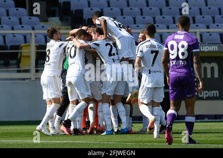 Florenz, Italien. April 2021. Die Spieler des FC Juventus feiern nach dem Tor beim Fußballspiel der Serie A zwischen Fiorentina und Juventus am 25. April 2021 in Florenz, Italien. (Foto von Roberto Ramaccia/INA Photo Agency) Quelle: SIPA USA/Alamy Live News Stockfoto